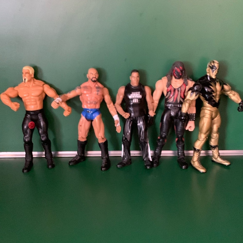 WWE action figures. Set of 5 with two WWE belts.